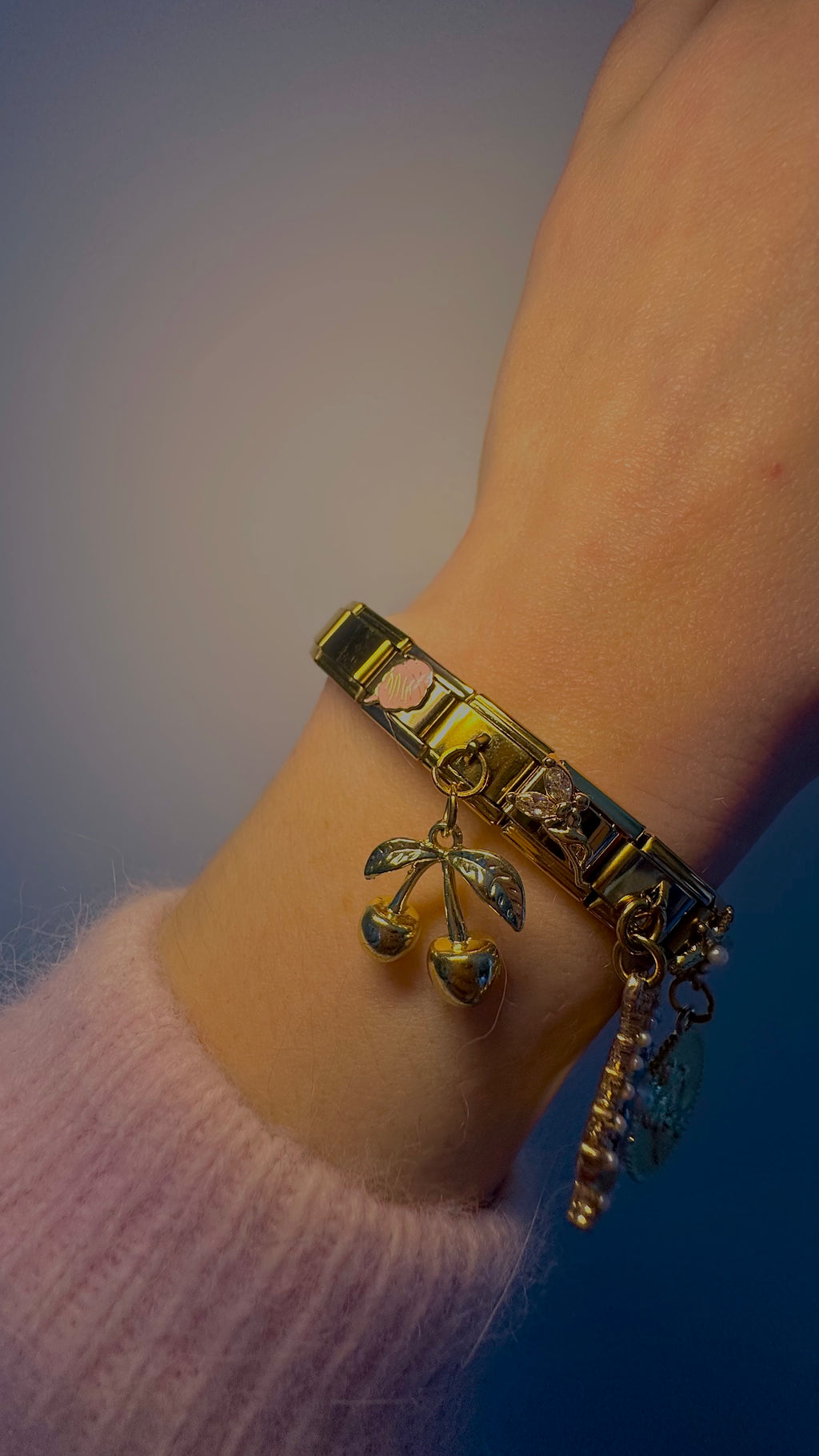 Charm N°13 – Cerise Dorée Élégante – Collection Douce Aura | Charmy Paris
