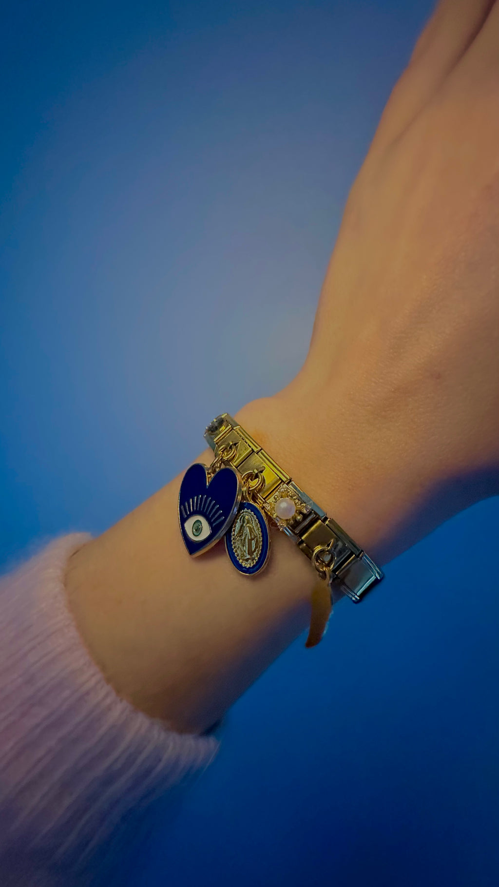 Charm N°2 – Gourmette bleu nuit & Vierge dorée – Collection Saphir de Nuit | Charmy Paris
