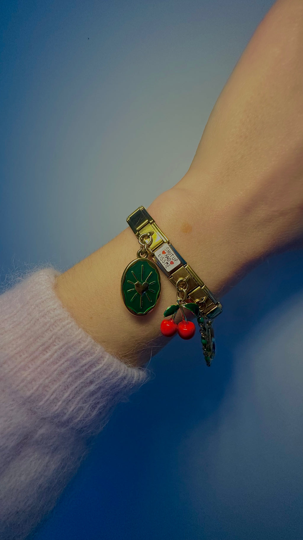 Charm N°5 – “SHUT UP AND KISS ME” – Collection Éclats de Rosée | Charmy Paris
