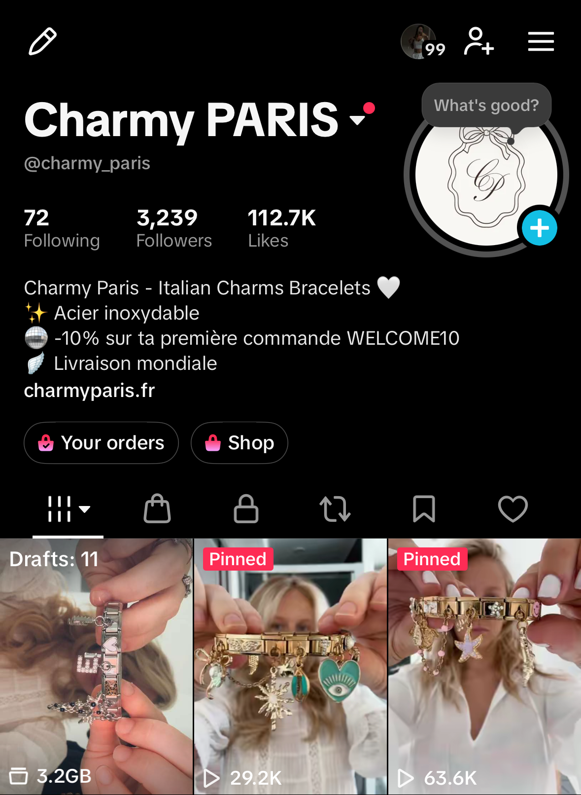 Créatrice de contenu dans un moment naturel